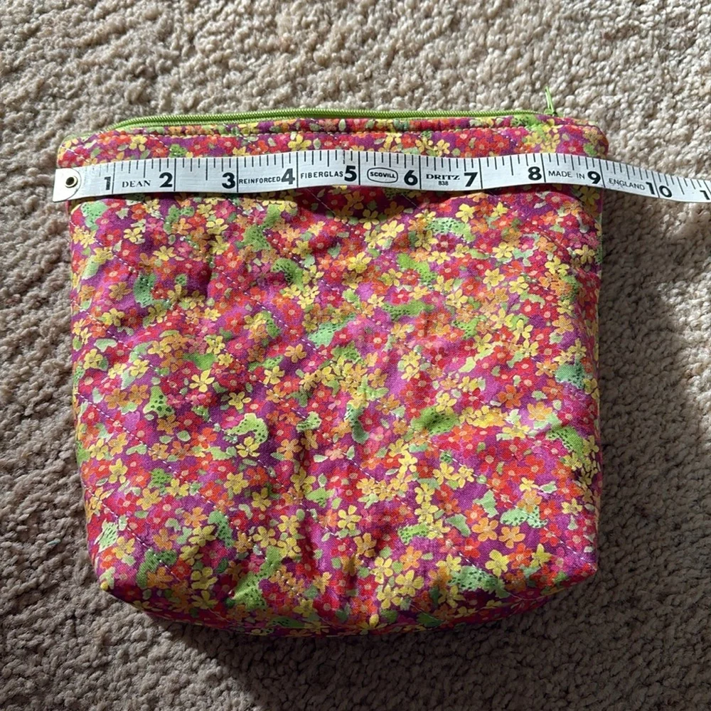 Floral quilted zipper bag with green liner - Picture 5 of 8
